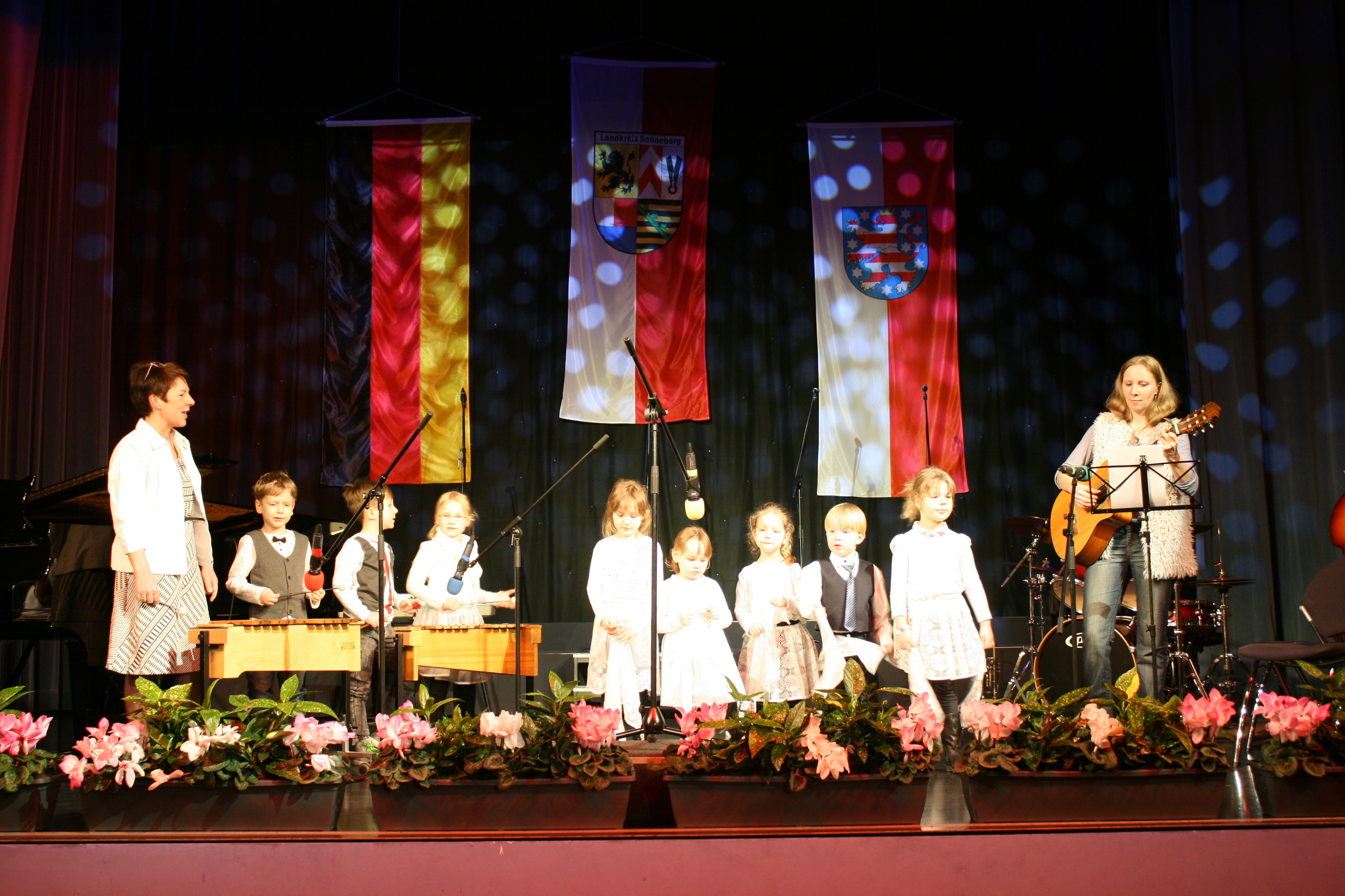 Kinder unserer musikalischen Früherziehung bei einem Auftritt im Gesellschaftshaus.