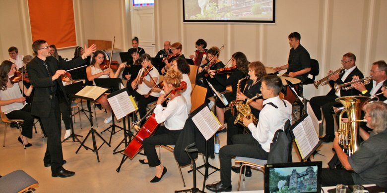 Das Orchester der Musikschule unter Leitung von Aaron Heinrich